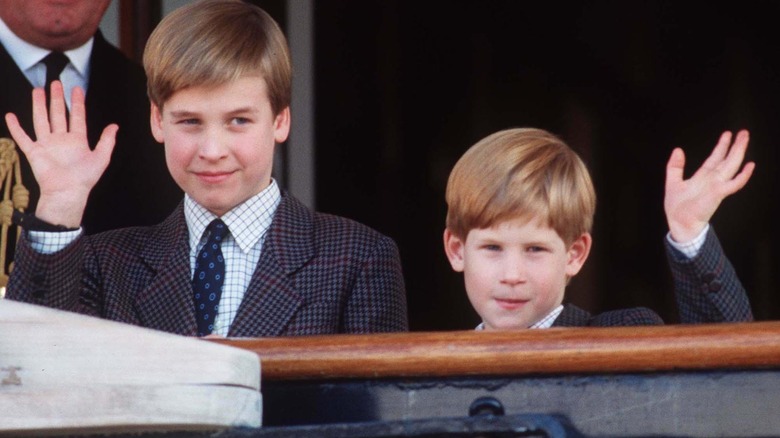 手を振る若いウィリアム王子 ハリー王子