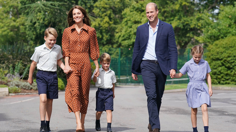 ケイト・ミドルトン ウィリアム王子が子供たちの手を握っている